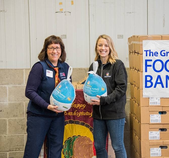 (De izquierda a derecha) Cheryl Schondek, Vicepresidenta de Adquisición de Alimentos y Cadena de Suministro en The Greater Boston Food Bank, y Jen Brogan, Portavoz de Stop & Shop, se detuvieron para tomar una foto durante la donación Turkey Express de Stop & Shop de más de 7,000 pavos a The Greater Banco de alimentos de Boston. Stop & Shop está donando más de 21,000 pavos a los bancos de alimentos y agencias de alivio del hambre en esta temporada de vacaciones.