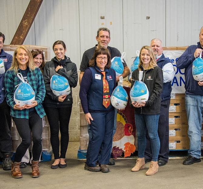 Los empleados de The Greater Boston Food Bank y Stop & Shop hicieron una pausa para tomar una foto durante la donación de Stop & Shop Turkey Express de más de 7,000 pavos a The Greater Boston Food Bank.