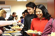 Jóvenes. Alrededor de 4.000 jóvenes al año acuden al LAYC. Muchos adolescentes y sus familias disfrutan del evento anual de Thanksgiving.