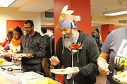 Celebración. En la fiesta de Acción de Gracias de LAYC se le da la bienvenida a cualquier persona que esté necesitando de un plato de comida y una sonrisa cariñosa.