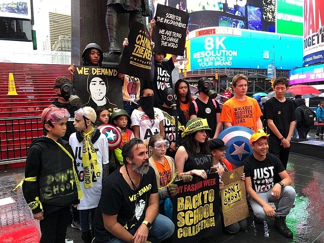 ACTIVISMO. Manuel Oliver junto con un grupo de jóvenes en una actividad en contra de las armas en las calles