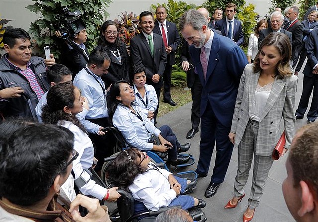 El rey Felipe VI y la reina Letizia, conversan con participantes tras la presentación del programa Fundades
