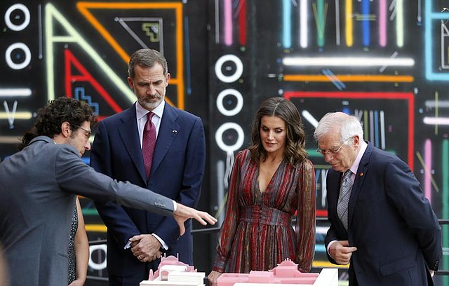 El rey Felipe VI (2-i), la reina Letizia (2-d) y el ministro español de Exteriores, Josep Borrell (d)