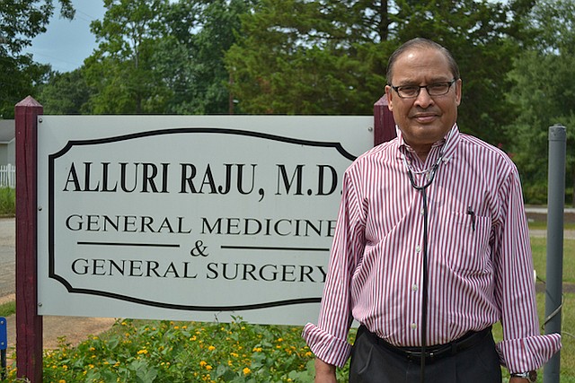 El doctor Alluri Raju, quien ha estado practicando como médico en el pueblo de Richland, en Georgia, por 37 años, dijo que al principio enfrentó discriminación, pero que se fue disipando. Ahora, es el único médico del pueblo.