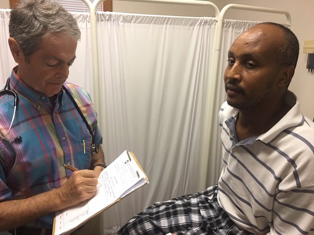 El doctor Omar Akhras, nacido en Siria, atiende a Fuad Abdi Limo, refugiado político de Etiopía, en el Clarkston Community Health Center. La clínica gratuita atiende a inmigrantes y refugiados en el diverso condado de DeKalb, en Atlanta.