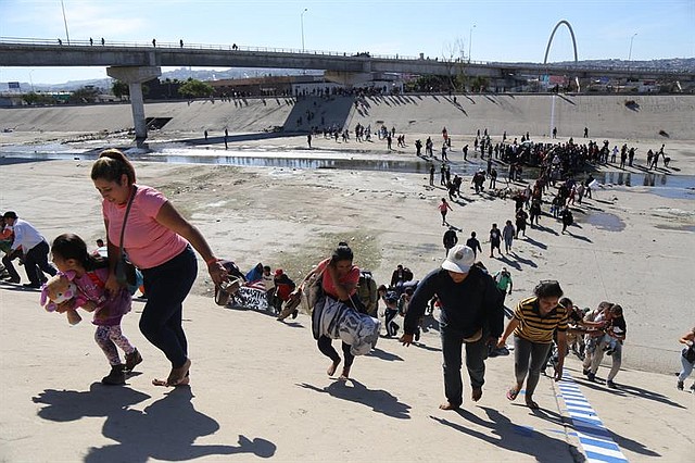 MIGRACIÓN. Grupos de personas tratan de cruzar hoy, la garita El Chaparral, de la ciudad de Tijuana, en el estado de Baja California