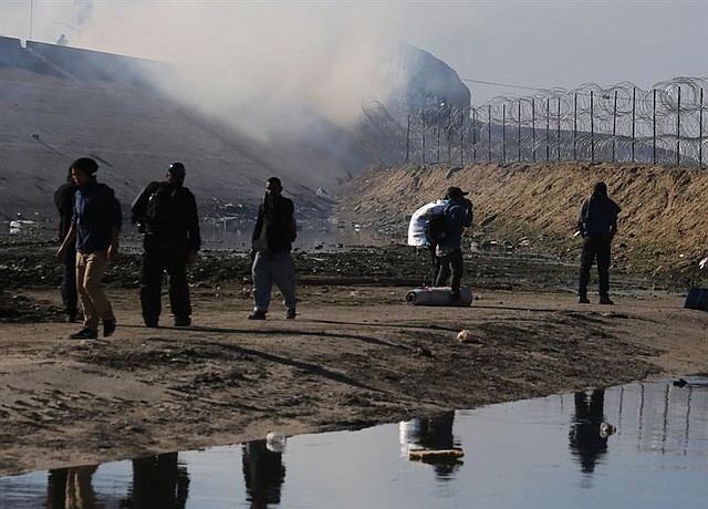 FRONTERA. Migrantes intentan cruzar muro con EE.UU. y reciben gas lacrimógeno