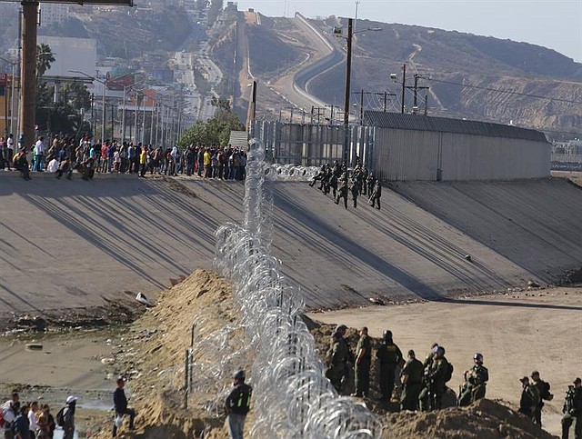 MIGRACIÓN. Vista de gases lacrimógenos que la policía fronteriza utiliza para evitar que grupos de personas crucen hoy, la garita El Chaparral, de la ciudad de Tijuana, en el estado de Baja California