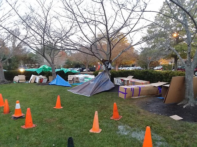 Campamento. Así se presentaba el campamento de una noche para las familias y los jóvenes que decidieron mirar la realidad de los sin techo desde una perspectiva de la experiencia.