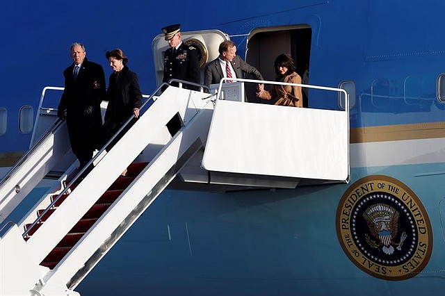 EE.UU. El expresidente de los Estados Unidos George W. Bush (i) y la exprimera dama Laura Bush (2-i) descienden del avión Special Air Mission 41 que trae los restos del expresidente estadounidense George H.W. Bush hoy, en la Base Aerea Andrew cerca a Maryland