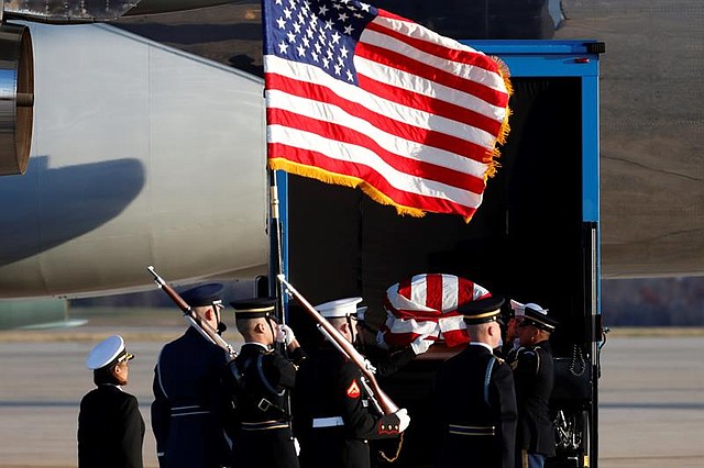 EE.UU. Militares forman una guardia de honor frente al ataúd con los restos del expresidente estadounidense George H.W. Bush hoy, en la Base Aerea Andrew cerca a Maryland