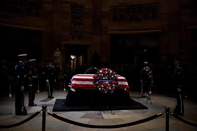 El féretro del ex presidente estadounidense George H. W. Bush en el Capitolio