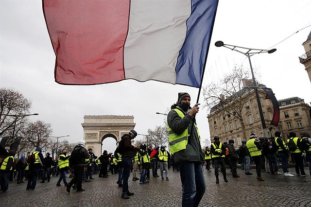 PARÍS. Enfrentamientos entre manifestantes de los chalecos amarillos y agentes de seguridad de Francia