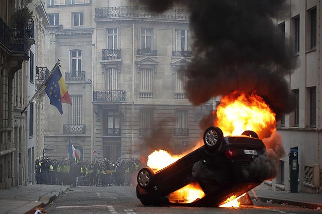 PARÍS. Enfrentamientos entre manifestantes de los chalecos amarillos y agentes de seguridad de Francia