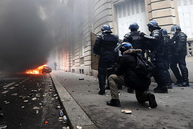 PARÍS. Enfrentamientos entre manifestantes de los chalecos amarillos y agentes de seguridad de Francia