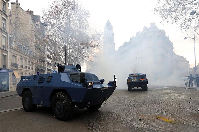 PARÍS. Enfrentamientos entre manifestantes de los chalecos amarillos y agentes de seguridad de Francia
