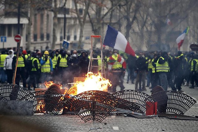 PARÍS. Enfrentamientos entre manifestantes de los chalecos amarillos y agentes de seguridad de Francia