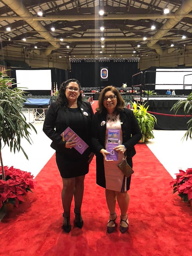 JUNTAS. La alcaldesa de Brentwood, Rocío Tremiñio (der.) y la concejal de Mount Rainier, Celina Benítez, ambas de El Salvador, asistieron a la ceremonia.
