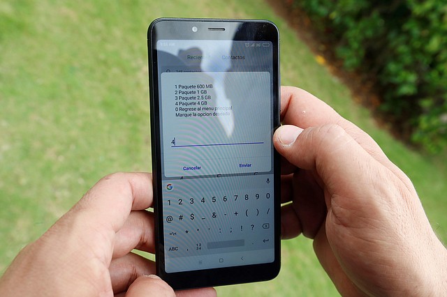 TECNOLOGÍA. Un cubano revisa los diferentes planes de datos en La Habana, tras recibir el mensaje de autorización para conectarse.
