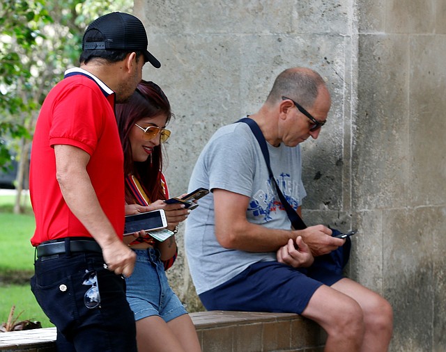 INTERNET. “Es carísimo. Una vez más el cubano trabajador para el Estado no podrá disfrutar de este servicio (...) Es una desilusión muy grande”, expresó una cubana.