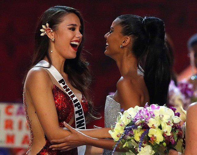 Miss Filipinas Catriona Gray celebra con la subcampeona del Miss Universo, Miss Sudáfrica Tamaryn Green