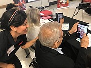 Clases. Los ciudadanos mayores de 40 años reciben clases gratuitas sobre manejo de tecnologías digitales como teléfono celulares, computadoras y iPads.