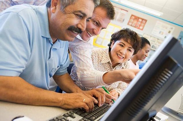 Tecnologías. Ciudadanos en Maryland aprenden sobre el manejo de tecnologías y de cómo estar alertas frente a posibles fraudes, un programa que lleva adelante AARP para las personas mayores.
