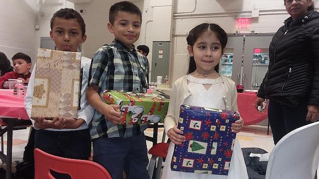 John Ulloa, Jarden Zavala y Brianna Calderón fueron algunos de los pequeños que recibieron su regalo de navidad durante los festejos de Cenaes.