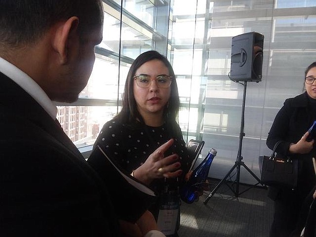 Educación. Olga Gutiérrez, representante de Apple, durante su exposición enfatizó en la importancia de tender puentes para promover la educación y la fluidez tecnológica en la sociedad.