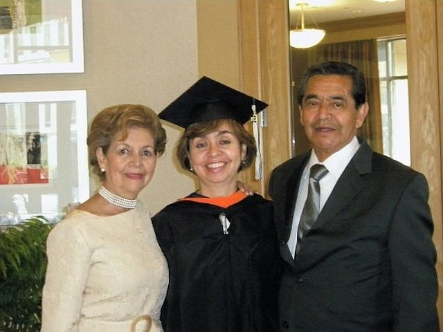 Maestría. Ángela C. Borbón, junto a sus padres Lucas y Emma, el día que obtuvo el diploma de su maestría en ingeniería de gestión, en George Washington University.