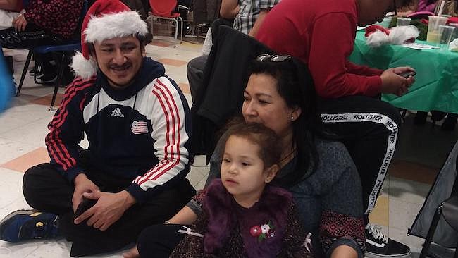 Padres de familia con sus hijos llegaron a la fiesta navideña que cada año realiza el Cenaes en las instalaciones de DC Bilingual Public Charter School, en Fort Totten.