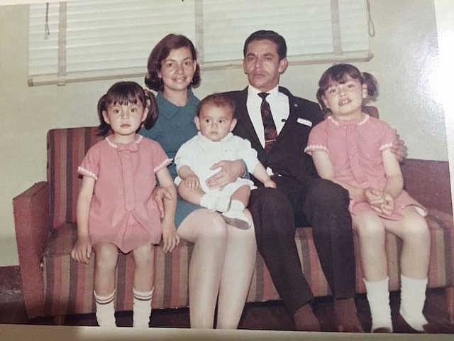 Familia. Una foto familiar cuando la familia Borbón vivía en Ibagué, en Colombia. Ángela es la primera de la derecha.