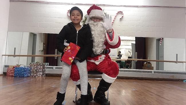 Todos los niños recibieron regalos y muchos corrieron a sentarse sobre el regazo de James Kearnel, quien se viste de Papá Noel para darles un poco de alegría a los pequeños.