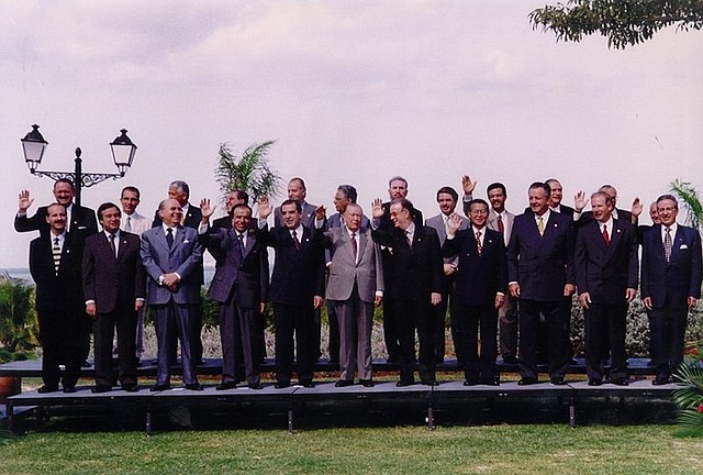 Foto que muestra a los mandatarios asistentes a la VII Cumbre Iberoamericana de Jefes de Estado y de Gobierno