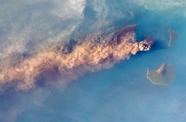 MUNDO. Una foto de archivo distribuida por la NASA el 23 de diciembre de 2018 muestra una foto tomada por el astronauta de la Agencia Espacial Europea (ESA) Alexander Gerst desde la Estación Espacial Internacional (ISS) del volcán Anak Krakatau haciendo erupción de cenizas volcánicas y vapor sobre las aguas del Estrecho de Sunda