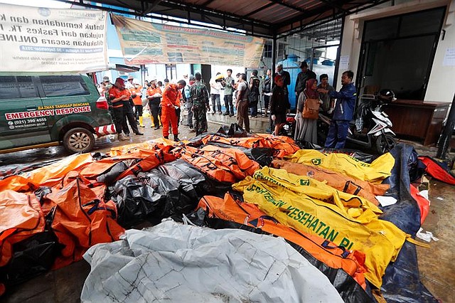 MUNDO. Los cuerpos de las víctimas del tsunami se recogen en un centro de salud después de que un tsunami golpeara el estrecho de Sunda en Pandeglang, Banten, Indonesia