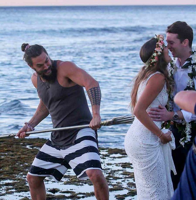 El actor que interpreta a Aquaman, Jason Momoa, interrumpió a los recién casados en una sesión de fotos, incluso apuntó su tridente hacia el novio.