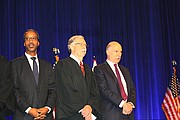 Concejo. El concejal Kenyan McDuffie (iz), uno de los jueces que tomaron el juramento y Phil Mandelson, quien continuará como presidente del Concejo Municipal de Washington DC. Cortesía The Council of The District of Columbia.