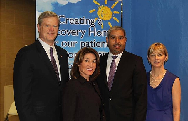 Gobernador Charlir Baker; Lt. Governor Karyn Polito; CEO de East Boston Neighborhood Health Center, Manny Lopes; y la Secretaria de Salud y Servicios Humanos, Marylou Sudders.