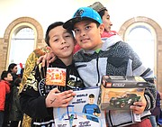 Gerard Duarte (10) y Christopher Márquez (11) estaban muy contentos con sus regalos y hasta hicieron nuevos amigos durante el día de reyes organizado por la Unidad de Enlace Latina de la Policía Metropolitana de DC. - CORTESÍÁ - OLGA IMBAQUINGO