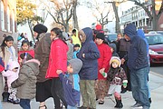 Unas 600 familias llegaron hasta las instalaciones de la Policía en la calle Shepherd, en el área de Petworth para que sus hijos reciban regalos. | CORTESÍA - OLGA IMBAQUINGO