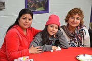 CELEBRACIÓN. La peruana  Mirella Castañeda (izq. de rojo) dijo que esta fiesta les ofrece a los niños la oportunidad de seguir celebrando Navidad. | Tomás Guevara - ETL