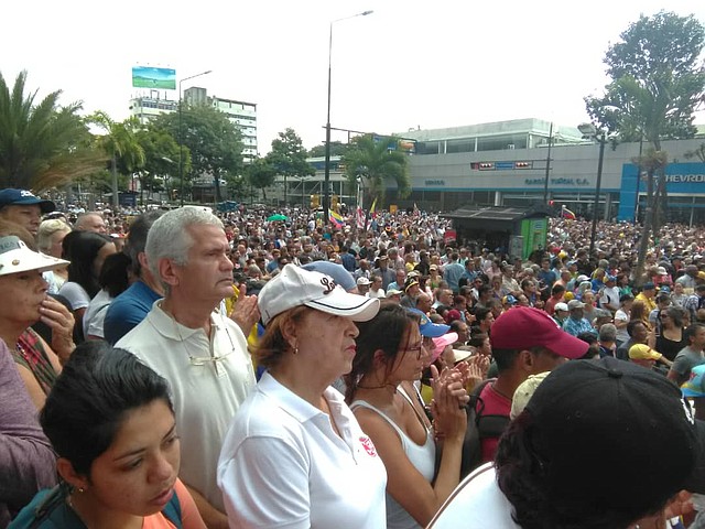 VENEZUELA. Venezolanos participan en cabildo para denunciar abusos del régimen de Maduro