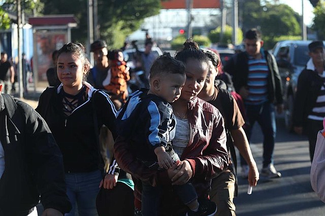 MIGRACIÓN. Salvadoreños que se disponen a migrar caminan el 16 de enero de 2018 en San Salvador