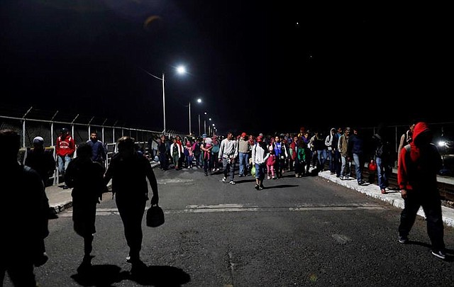 MIGRACIÓN. Cientos de migrantes centroamericanos cruzaron de Guatemala hacia México sin registro, a las 4:00 am hora de Guatemala, sin que las autoridades mexicanas se opusieran