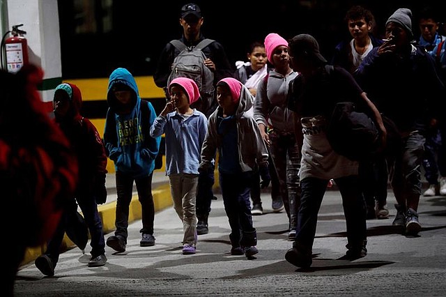 FRONTERA. Migrantes cruzan de Guatemala hacia México sin resistencia de las autoridades