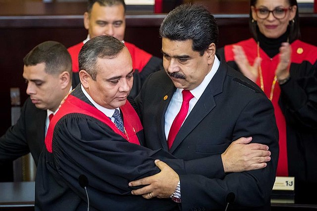 DESCONOCIMIENTO. Maduro se Juramentó ante el TSJ, órgano que fue actualizado de manera express cuando el Parlamento venezolano estaba a manos del chavismo.