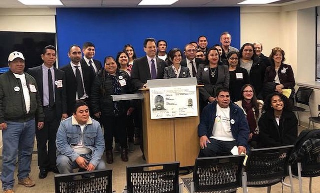 GRUPO. Miembros de VACOLAO con legisladores en Richmond.