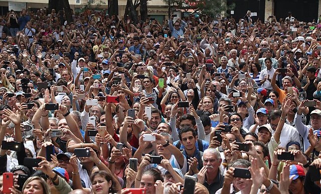 Cientos de ciudadanos asistieron a la plaza Bolívar de Chacao, en respaldo al presidente encargado Juan Guaidó