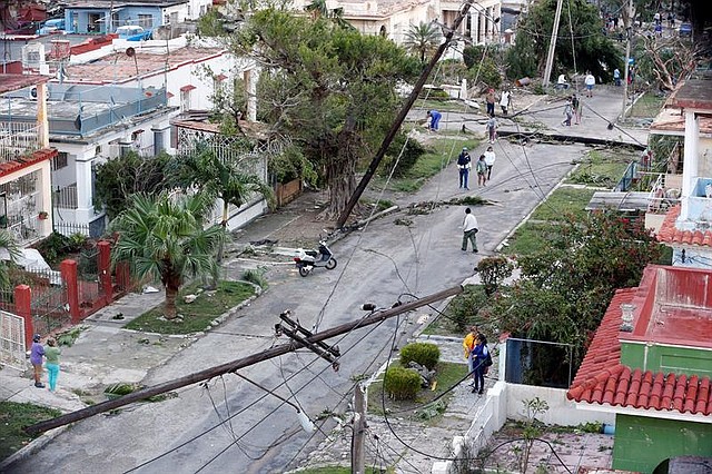Vecinos caminan por una calle afectada por el paso de un tornado en La Habana